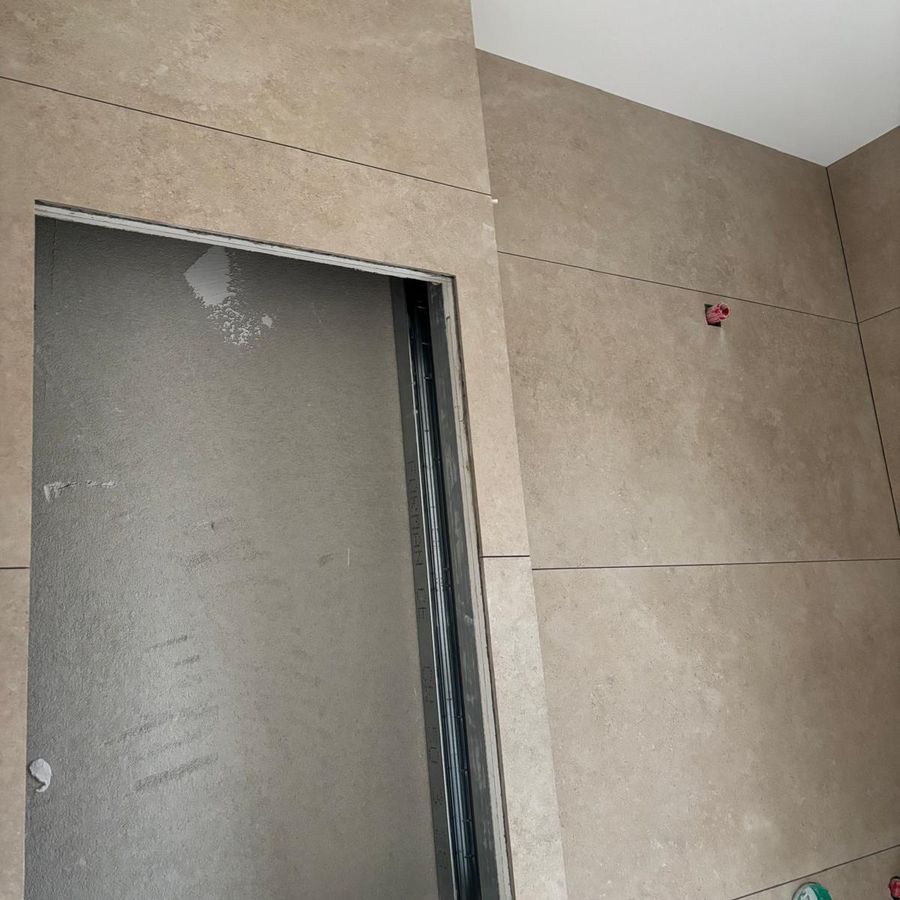 Hotová kúpeľňa s veľkoformátovým obkladom a zabudovanou nikou