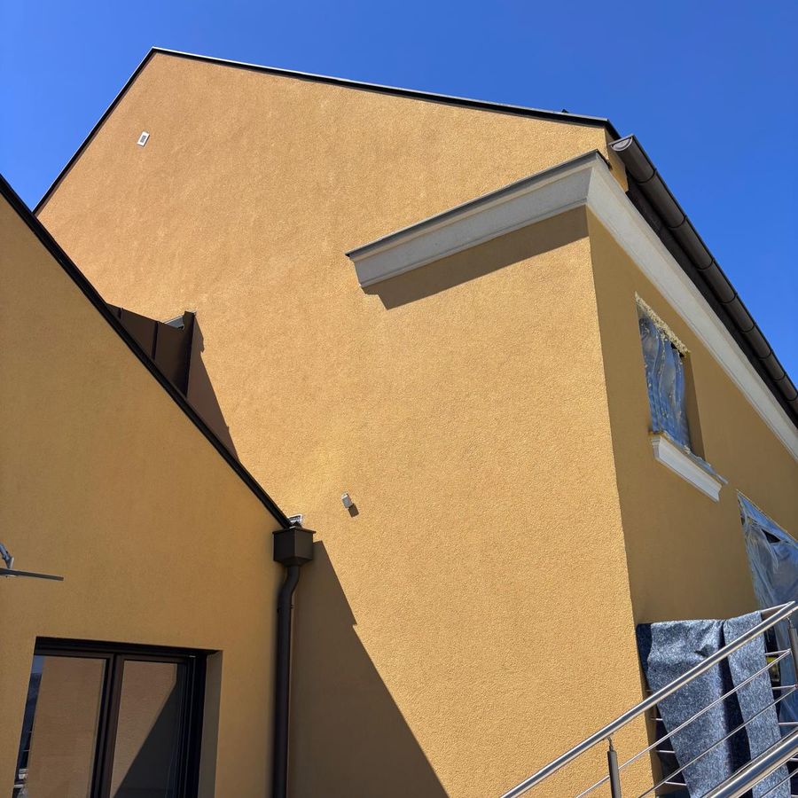 Stará žltá fasáda rodinného domu pred obnovou